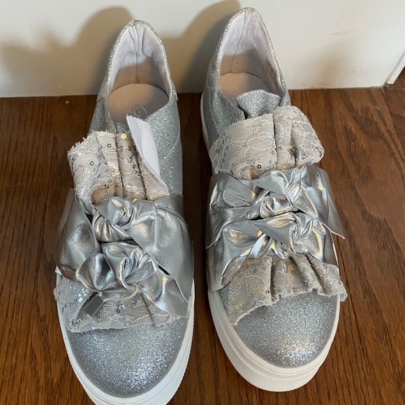 Sparkly silver sneaker by Get It - Picture 2 of 4